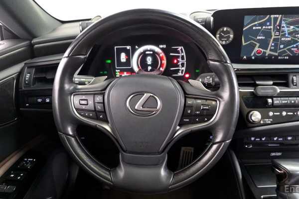 2022 Lexus ES с пробегом 46 027 км