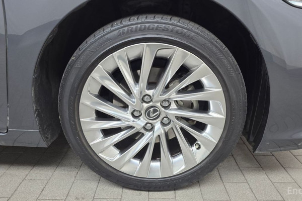 2022 Lexus ES с пробегом 43 012 км