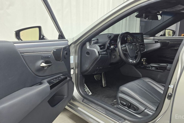 2022 Lexus ES с пробегом 104 339 км