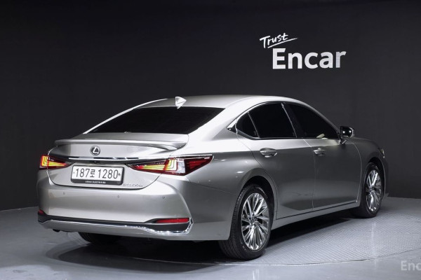 2023 Lexus ES с пробегом 20 428 км