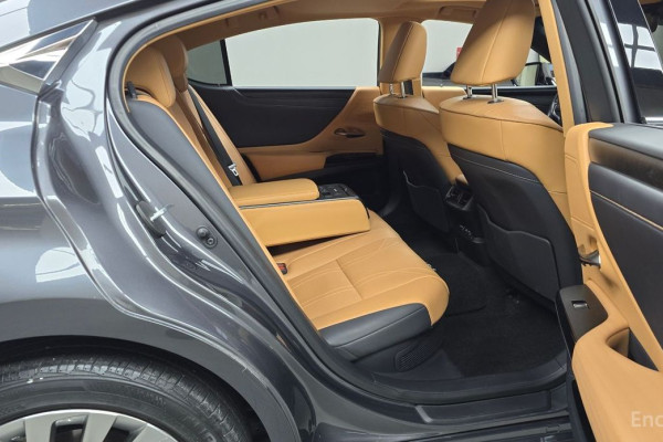 2022 Lexus ES с пробегом 43 012 км