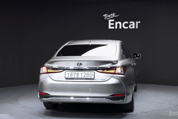 2023 Lexus ES с пробегом 20 428 км