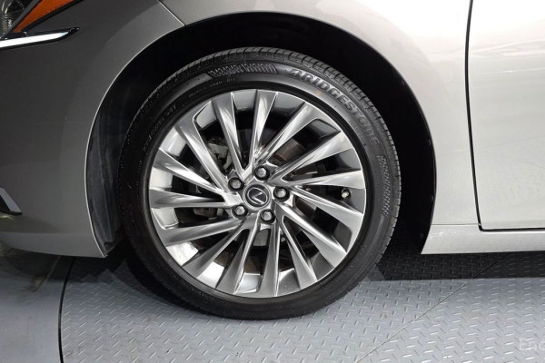 2023 Lexus ES с пробегом 20 428 км