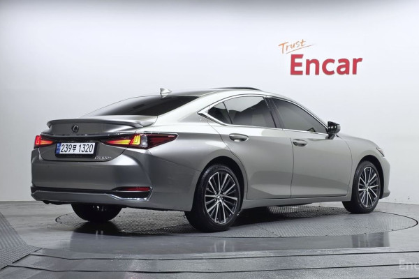 2023 Lexus ES с пробегом 56 856 км
