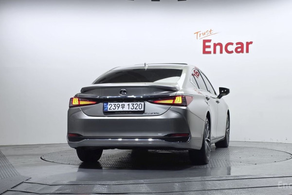 2023 Lexus ES с пробегом 56 856 км