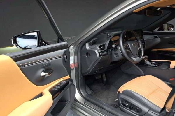 2023 Lexus ES с пробегом 20 428 км