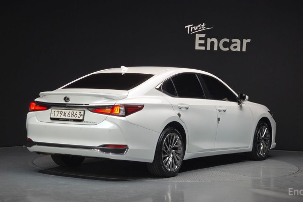 2023 Lexus ES с пробегом 24 274 км