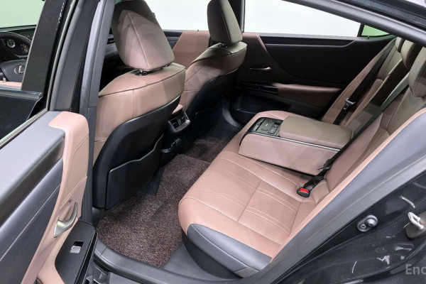 2023 Lexus ES с пробегом 29 676 км