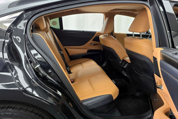 2022 Lexus ES с пробегом 33 432 км