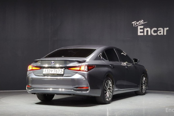 2022 Lexus ES с пробегом 100 926 км