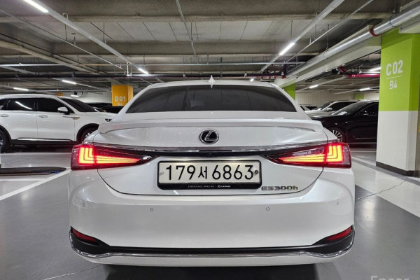 2023 Lexus ES с пробегом 24 262 км