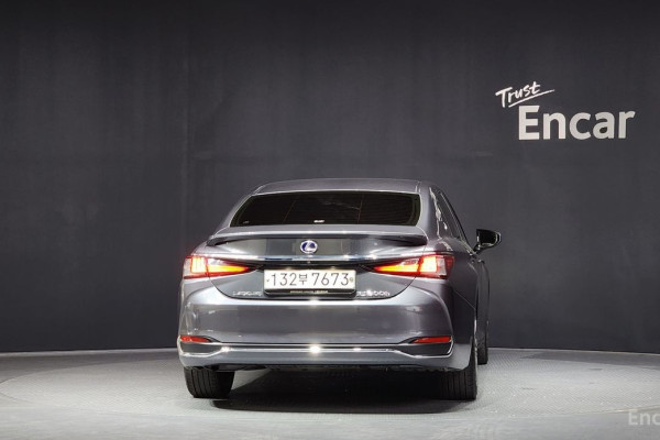 2022 Lexus ES с пробегом 100 926 км