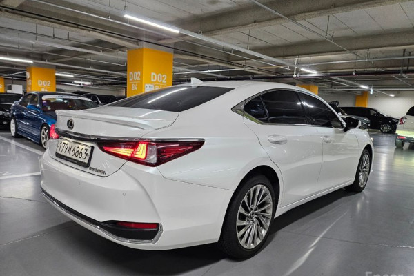 2023 Lexus ES с пробегом 24 262 км