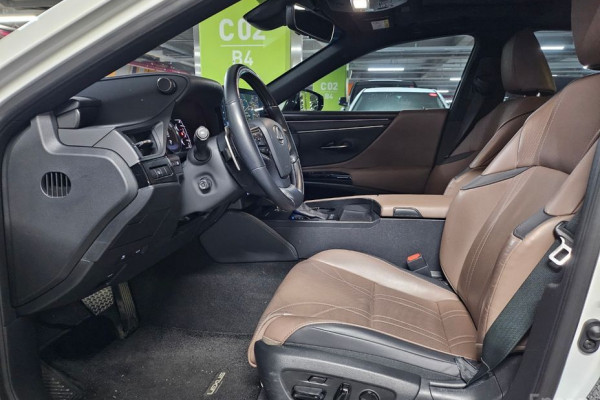 2023 Lexus ES с пробегом 24 262 км