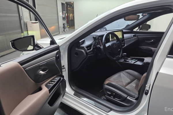 2023 Lexus ES с пробегом 24 274 км