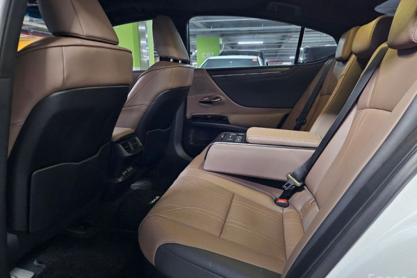 2023 Lexus ES с пробегом 24 262 км