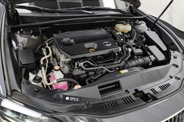 2022 Lexus ES с пробегом 100 926 км