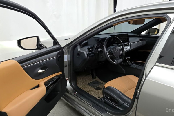 2023 Lexus ES с пробегом 82 511 км