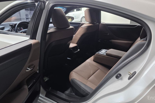 2023 Lexus ES с пробегом 24 274 км