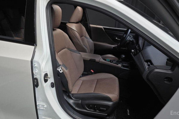 2023 Lexus ES с пробегом 24 274 км