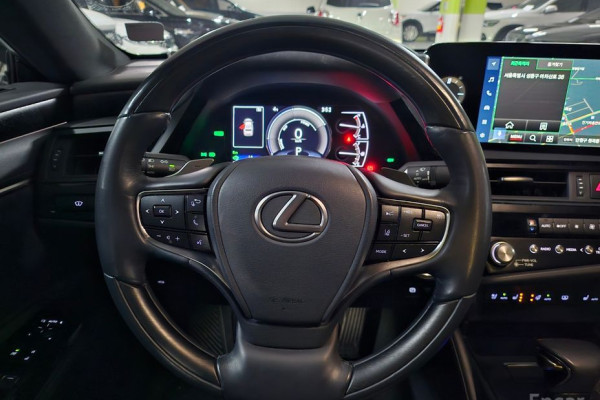 2023 Lexus ES с пробегом 24 262 км