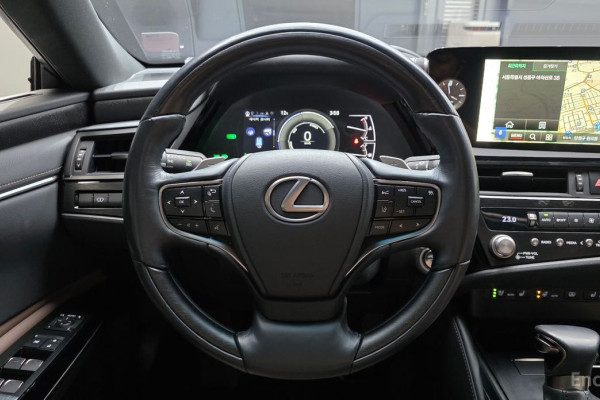 2023 Lexus ES с пробегом 24 274 км