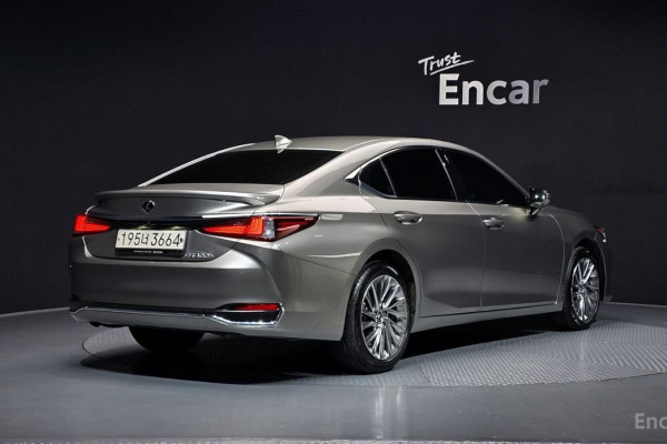2022 Lexus ES с пробегом 35 400 км