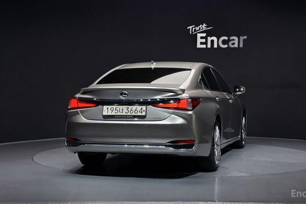 2022 Lexus ES с пробегом 35 400 км