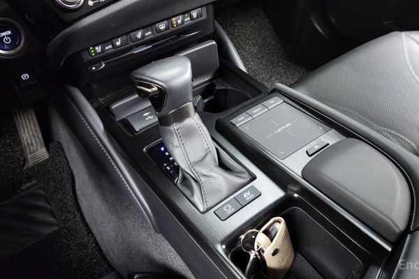 2022 Lexus ES с пробегом 100 926 км