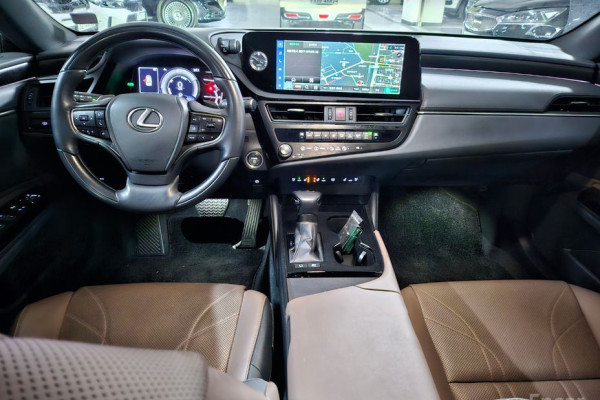 2023 Lexus ES с пробегом 24 262 км