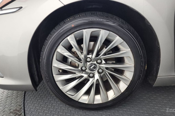 2022 Lexus ES с пробегом 84 959 км