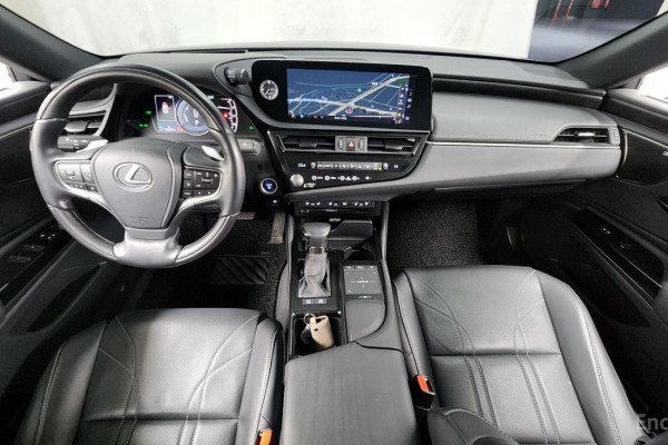 2022 Lexus ES с пробегом 100 926 км