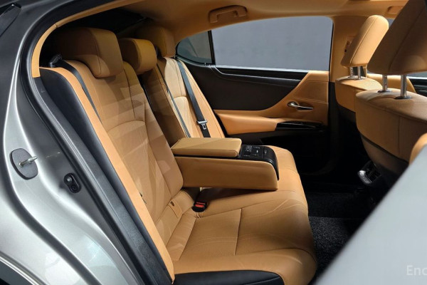 2022 Lexus ES с пробегом 35 400 км