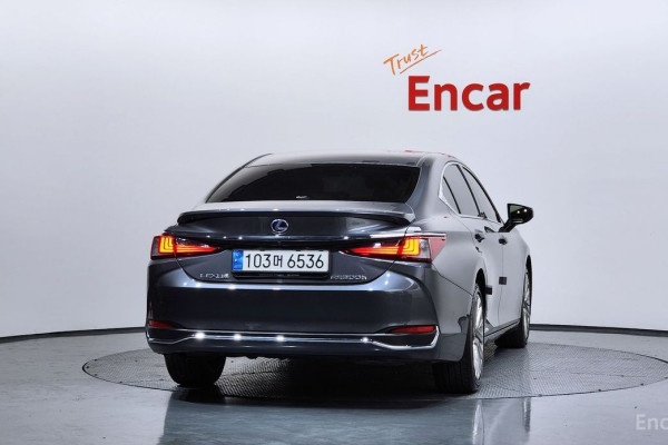 2022 Lexus ES с пробегом 55 698 км