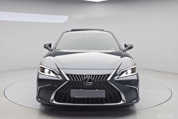 2023 Lexus ES с пробегом 33 720 км