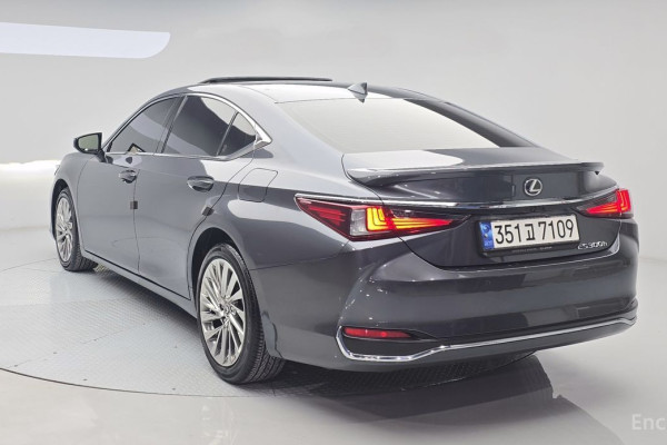 2023 Lexus ES с пробегом 33 720 км
