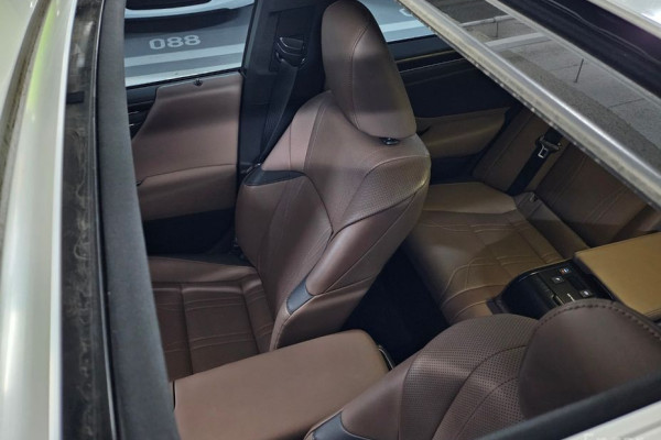 2023 Lexus ES с пробегом 24 262 км