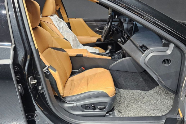 2022 Lexus ES с пробегом 84 161 км