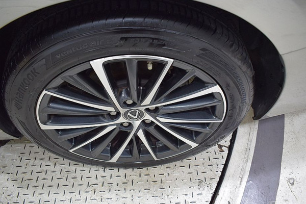 2022 Lexus ES с пробегом 145 667 км