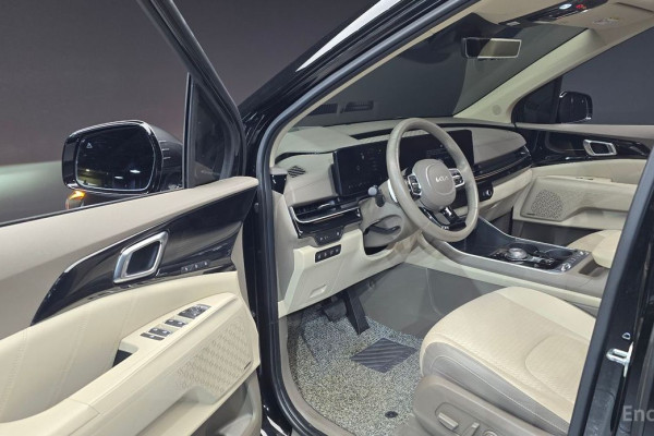 2023 Kia Carnival с пробегом 33 883 км