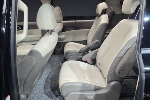 2023 Kia Carnival с пробегом 33 883 км