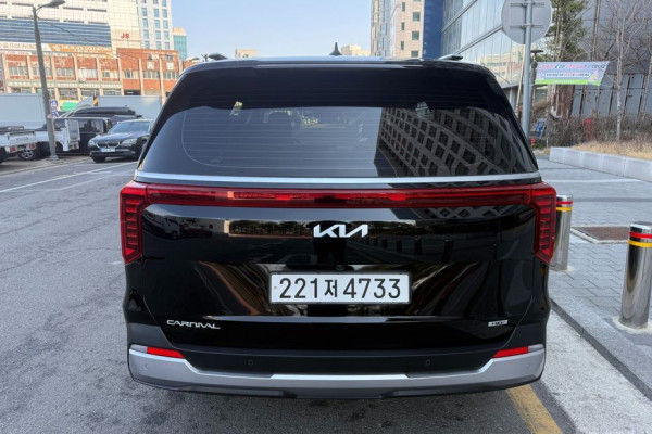 2025 Kia Carnival с пробегом 15 400 км