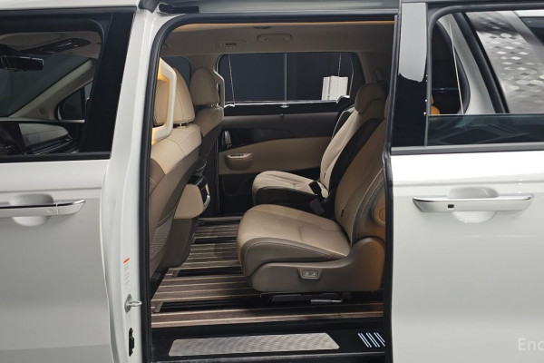 2025 Kia Carnival с пробегом 9 404 км