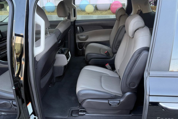 2025 Kia Carnival с пробегом 15 400 км