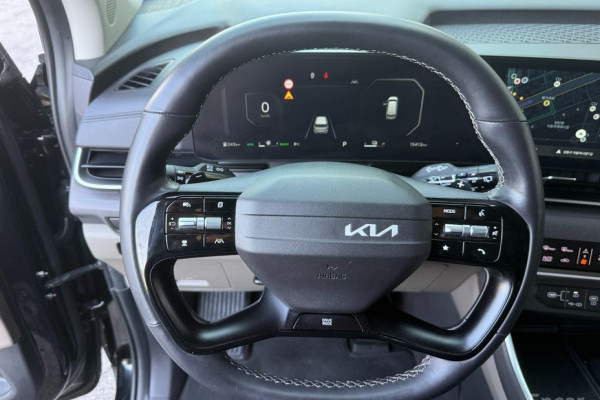 2025 Kia Carnival с пробегом 15 400 км