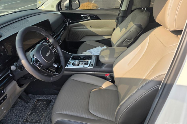 2024 Kia Carnival с пробегом 4 941 км