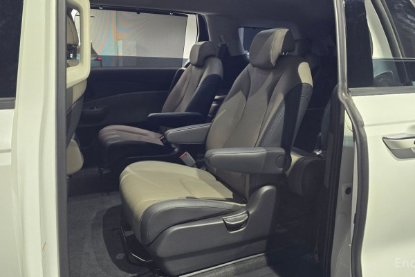 2025 Kia Carnival с пробегом 43 175 км