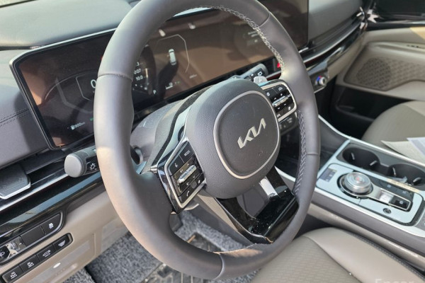 2024 Kia Carnival с пробегом 4 941 км