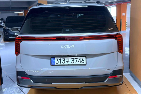 2025 Kia Carnival с пробегом 4 200 км
