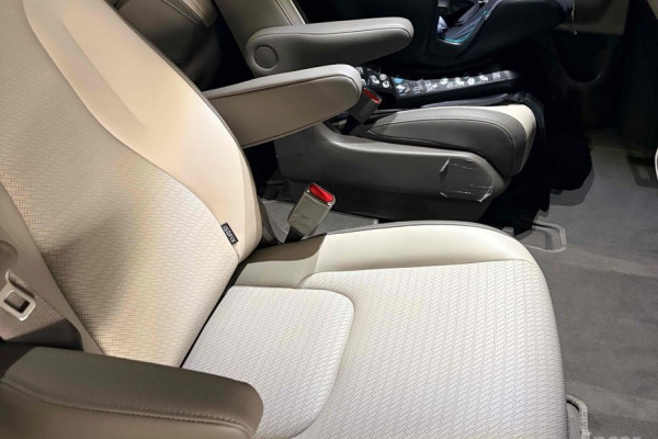 2025 Kia Carnival с пробегом 4 200 км